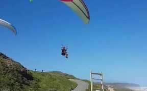 Paraglider Performs Precise Landing - Sports - VIDEOTIME.COM
