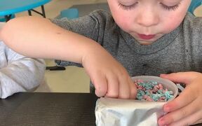 Toddler Makes 2-Bite Rule When Sharing Ice Cream - Kids - VIDEOTIME.COM