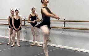 Ballerina Effortlessly Turns en Pointe