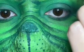 Makeup Artist Tries 'The Grinch' Look
