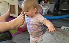 This Baby Walks Up to Everyone Just To Tell Them.. - Kids - VIDEOTIME.COM