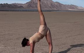 Acrobatic Partners Nail Unreal Pose - Fun - VIDEOTIME.COM