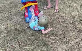 Toddler is Baffled - Kids - VIDEOTIME.COM