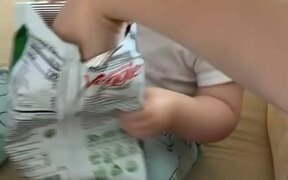 Baby Refuses to Share Chips - Kids - VIDEOTIME.COM