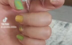 Parrot Rips Off Nail Paint From Person's Thumb - Animals - VIDEOTIME.COM
