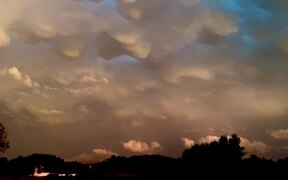 Mammatus Clouds Form