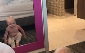 Baby Girl Sees Reflection for the First Time - Kids - VIDEOTIME.COM