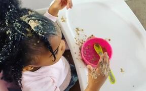 Toddler Applies Baby Food on Her Hair and Face - Kids - VIDEOTIME.COM