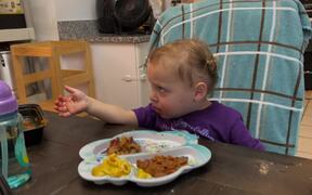 Toddler Wants Nothing But Bread - Kids - VIDEOTIME.COM