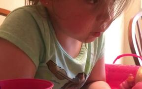 Girl Can't Stop Thinking About Coloring - Kids - VIDEOTIME.COM