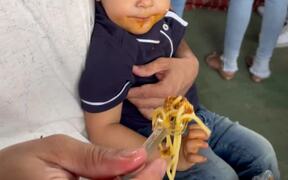 Kid Puts His Fast Hands To Work While Eating - Kids - VIDEOTIME.COM