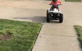 Kiddo Shows No Hesitation Before Attacking Dad - Kids - VIDEOTIME.COM