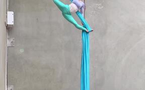 Artist Performs Incredible Aerial Silk Tricks - Fun - VIDEOTIME.COM