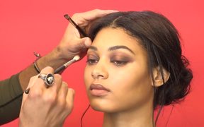 Beyoncé’s Makeup Artist Creates Smoky Eye Makeup