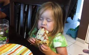 Little Girl Falls Asleep Eating Pizza - Kids - VIDEOTIME.COM