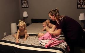 Supermom Taking On 4 Toddlers At Once - Kids - VIDEOTIME.COM