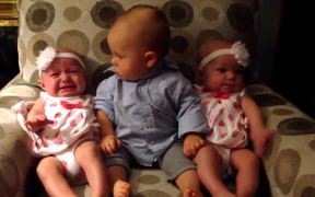 Baby Meets The Twins - Kids - VIDEOTIME.COM