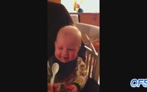 Babies Laughing At Spoons - Kids - VIDEOTIME.COM
