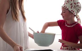 Kids Cooking / Bolo de Iogurte by Paula Perrier