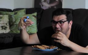 Right Hand Man - Cookie Monster - Fun - VIDEOTIME.COM