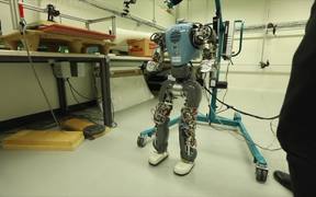 Robots That Walk Naturally, Like Humans - Tech - VIDEOTIME.COM