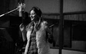 Gisele Bundchen Pulls Off a Song for H&M - Commercials - VIDEOTIME.COM