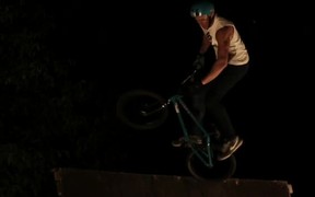 Bike Tricks at Night - Sports - VIDEOTIME.COM